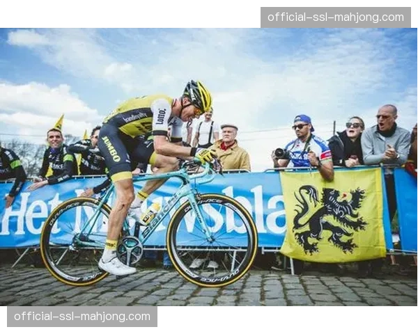 穿越弗兰德斯赛，主集团在关键爬坡“老夸雷蒙特”筛选